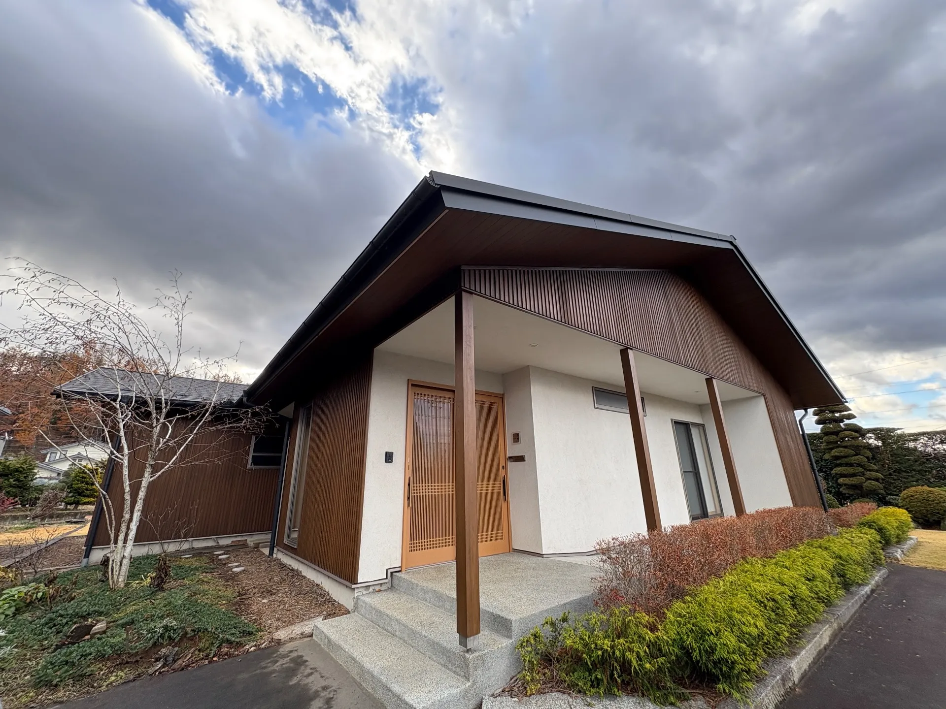 🏠【伊那市の外壁塗装事例】カビ取り＆全面ケレンが決め手！木材を長持ちさせる秘訣 