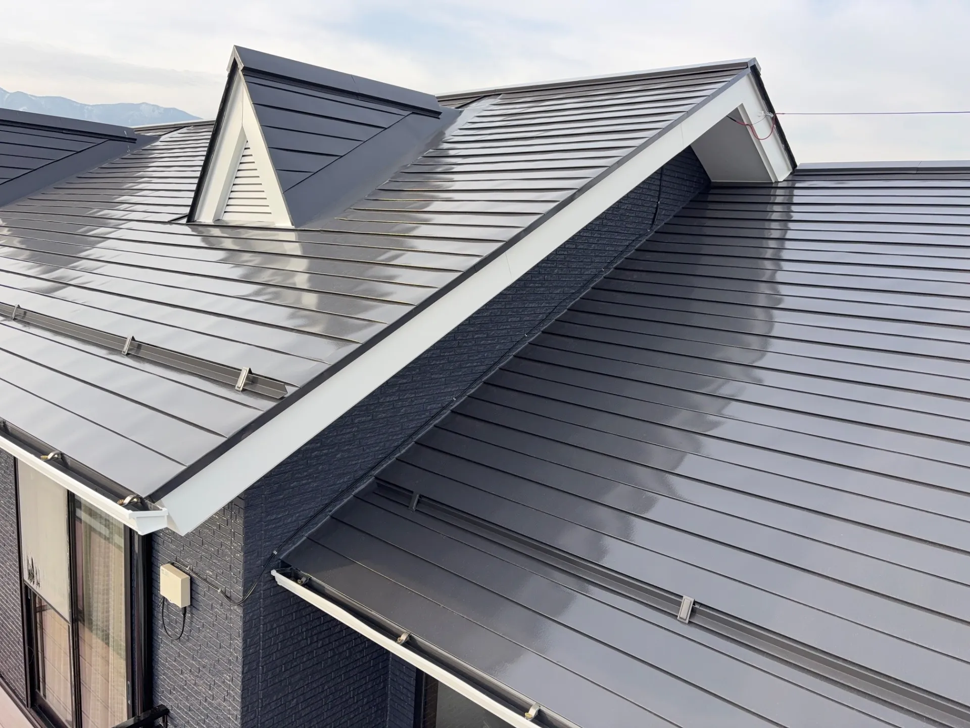 南箕輪村H様邸｜ガルバリウム屋根をアステックペイント「シャネツテックII F」で高耐候遮熱塗装！プロが教える「目荒らし」の重要性